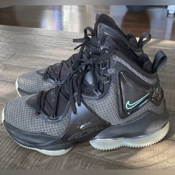 Nike Lebron XIX Basketball Sneakers