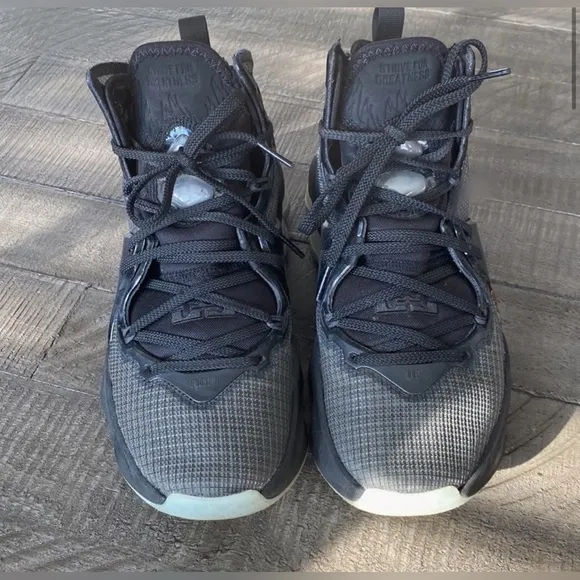Nike Lebron XIX Basketball Sneakers