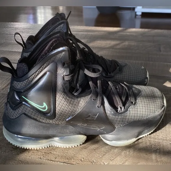 Nike Lebron XIX Basketball Sneakers