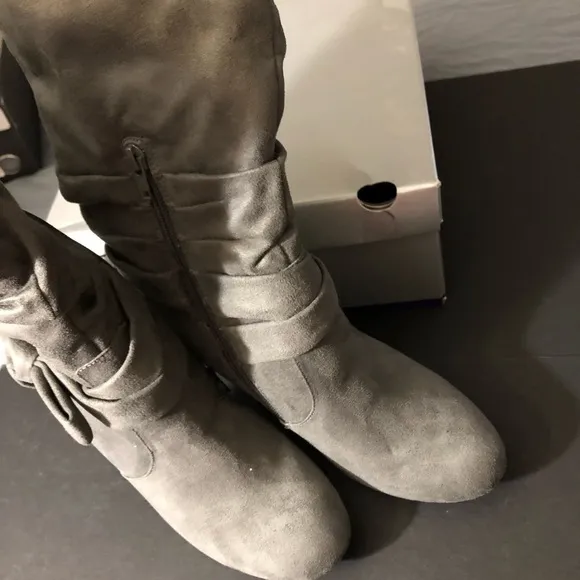 NWB Apt.9 New boots 8.5 Gray
