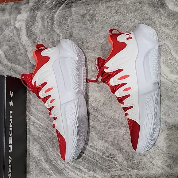 NWB Women's size 8.5 Under Armour Flow Breakthru 4 Basketball Sneakers