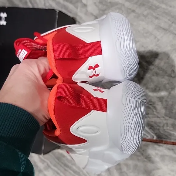 NWB Women's size 8.5 Under Armour Flow Breakthru 4 Basketball Sneakers