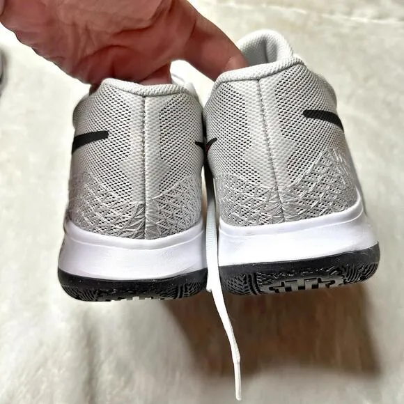 NWOB Nike Kyrie Flytrap 6 White Basketball Sneakers Men 11.5