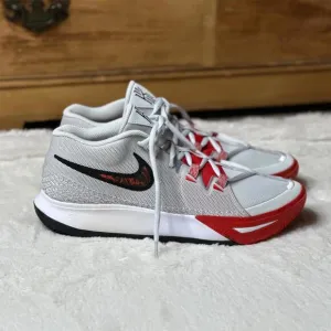 NWOB Nike Kyrie Flytrap 6 White Basketball Sneakers Men 11.5