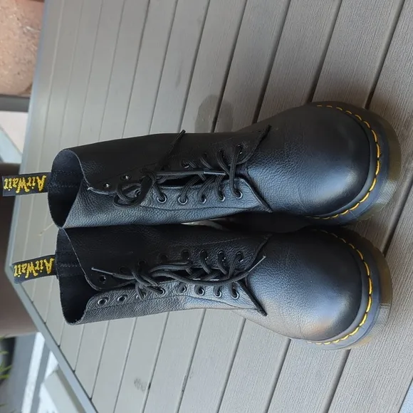 NWOT Doc Marten's 1460 Women's Virginia Leather Boots 8-Eye