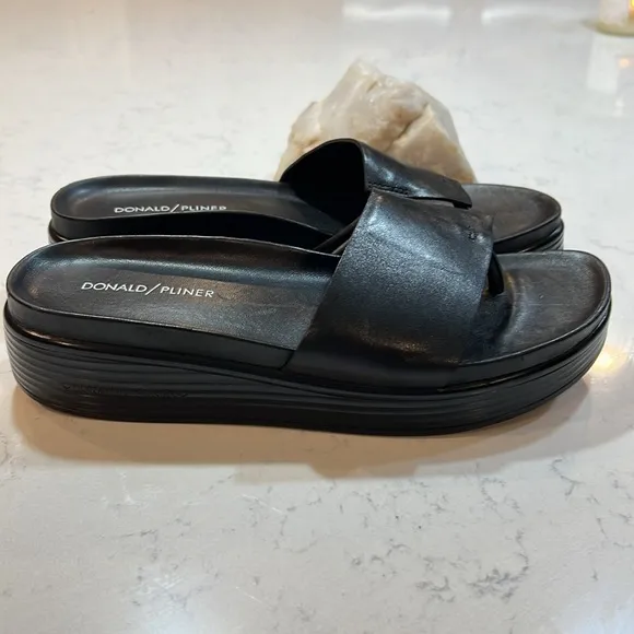 NWOT!🎉 Donald Pliner Black Leather Fifi Sandals Size 9