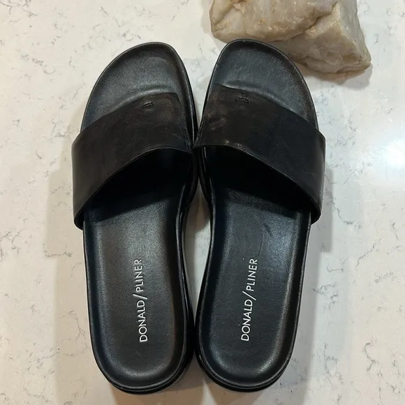 NWOT!🎉 Donald Pliner Black Leather Fifi Sandals Size 9
