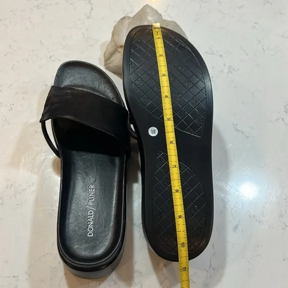 NWOT!🎉 Donald Pliner Black Leather Fifi Sandals Size 9