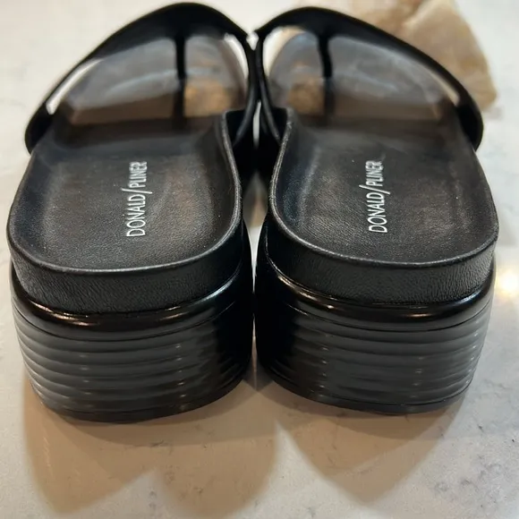 NWOT!🎉 Donald Pliner Black Leather Fifi Sandals Size 9