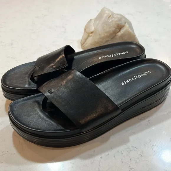 NWOT!🎉 Donald Pliner Black Leather Fifi Sandals Size 9