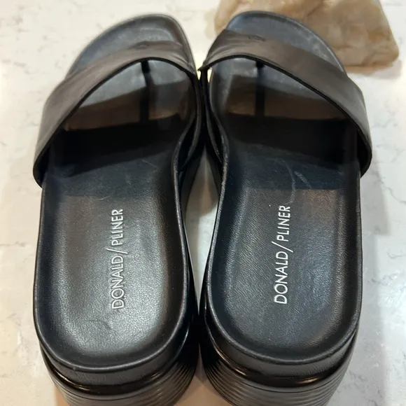 NWOT!🎉 Donald Pliner Black Leather Fifi Sandals Size 9