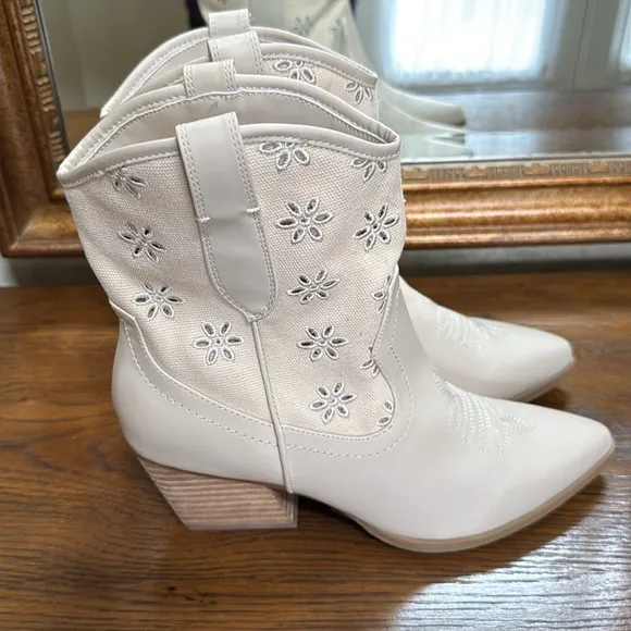 NWOT DV by Dolce Vita Cream colored Embroidered Womens Western Boots. Size 9.