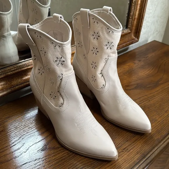 NWOT DV by Dolce Vita Cream colored Embroidered Womens Western Boots. Size 9.