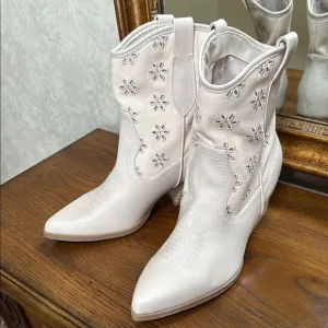 NWOT DV by Dolce Vita Cream colored Embroidered Womens Western Boots. Size 9.