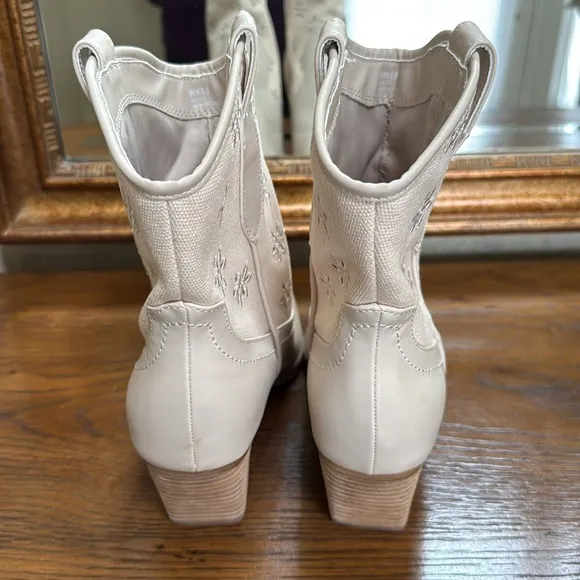 NWOT DV by Dolce Vita Cream colored Embroidered Womens Western Boots. Size 9.