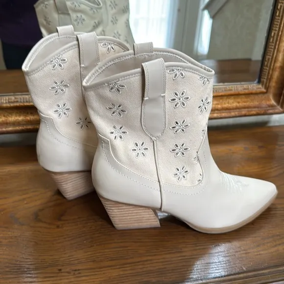NWOT DV by Dolce Vita Cream colored Embroidered Womens Western Boots. Size 9.
