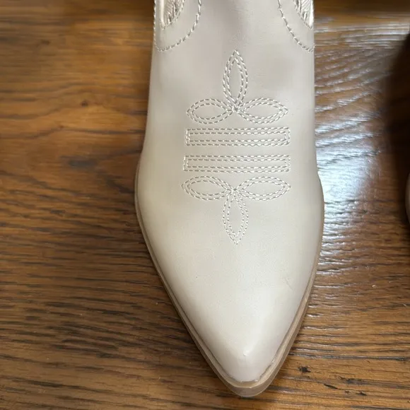 NWOT DV by Dolce Vita Cream colored Embroidered Womens Western Boots. Size 9.