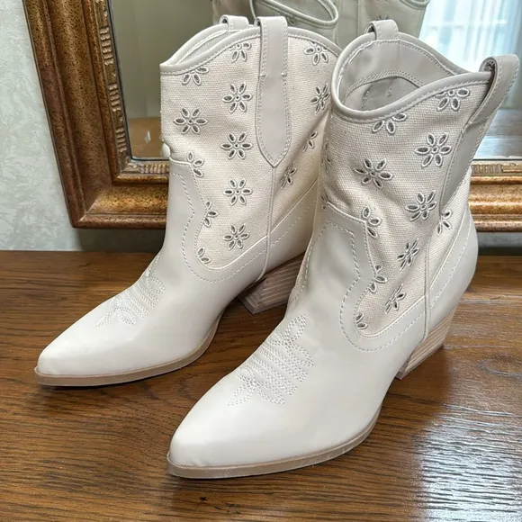 NWOT DV by Dolce Vita Cream colored Embroidered Womens Western Boots. Size 9.