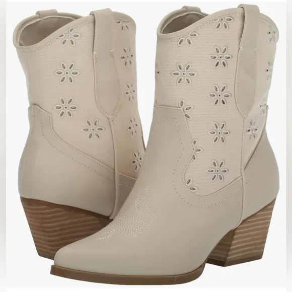 NWOT DV by Dolce Vita Cream colored Embroidered Womens Western Boots. Size 9.