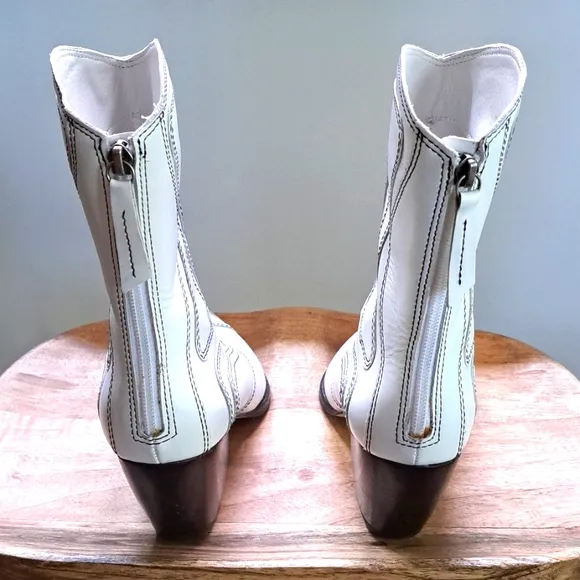 Nwot Matisse all leather western boots in white w/black topstitch. Sz. 9.