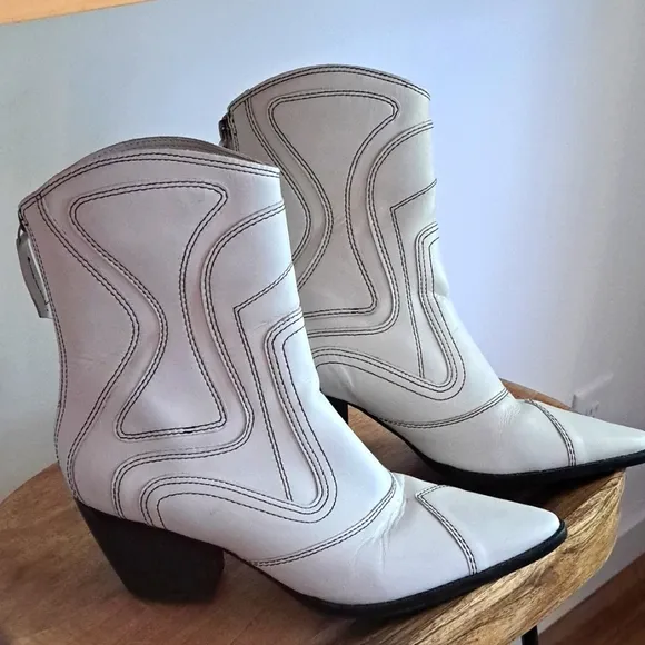 Nwot Matisse all leather western boots in white w/black topstitch. Sz. 9.