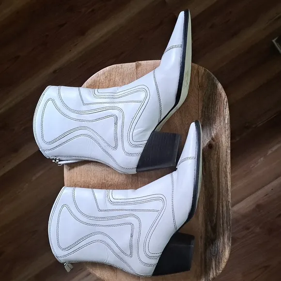 Nwot Matisse all leather western boots in white w/black topstitch. Sz. 9.