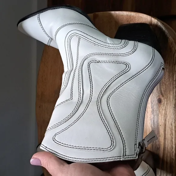 Nwot Matisse all leather western boots in white w/black topstitch. Sz. 9.