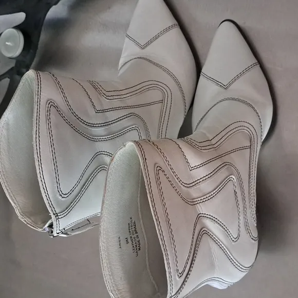 Nwot Matisse all leather western boots in white w/black topstitch. Sz. 9.