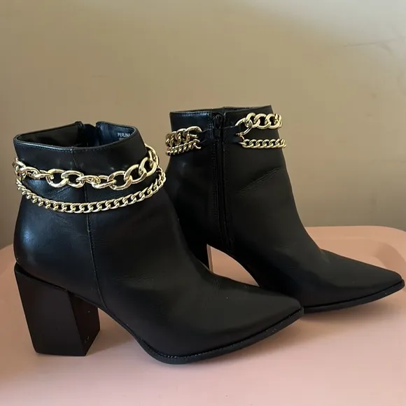 NWOT Steve Madden Perlina Black Gold Chain Detail Heeled Pointed Toe Booties