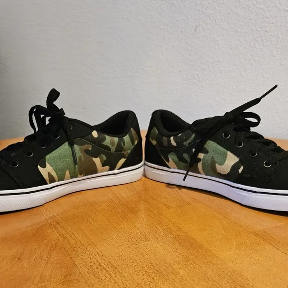 NWOT'S! - DC - Black with Camo Skater Sneakers - Youth's Anvil - Size 5