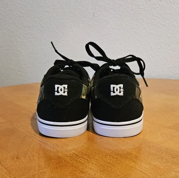 NWOT'S! - DC - Black with Camo Skater Sneakers - Youth's Anvil - Size 5