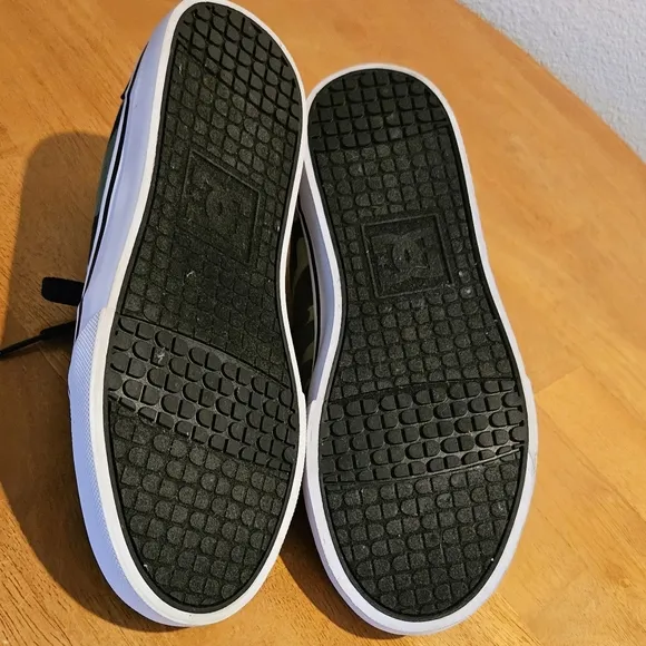 NWOT'S! - DC - Black with Camo Skater Sneakers - Youth's Anvil - Size 5