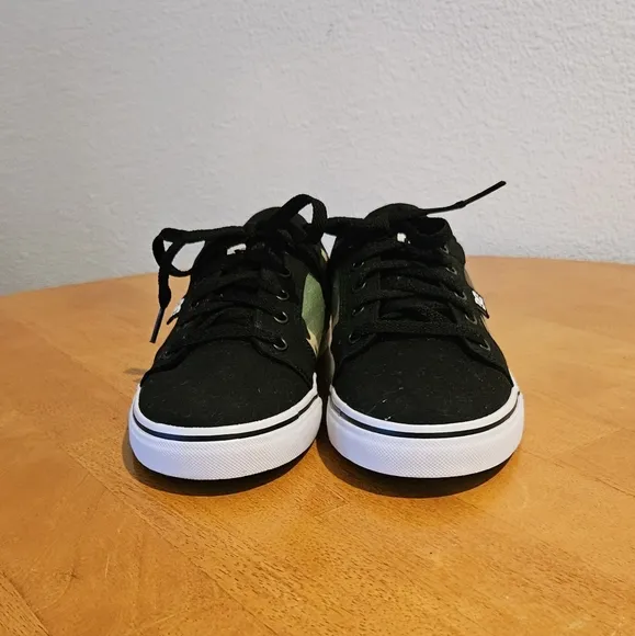 NWOT'S! - DC - Black with Camo Skater Sneakers - Youth's Anvil - Size 5