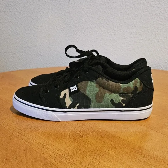 NWOT'S! - DC - Black with Camo Skater Sneakers - Youth's Anvil - Size 5