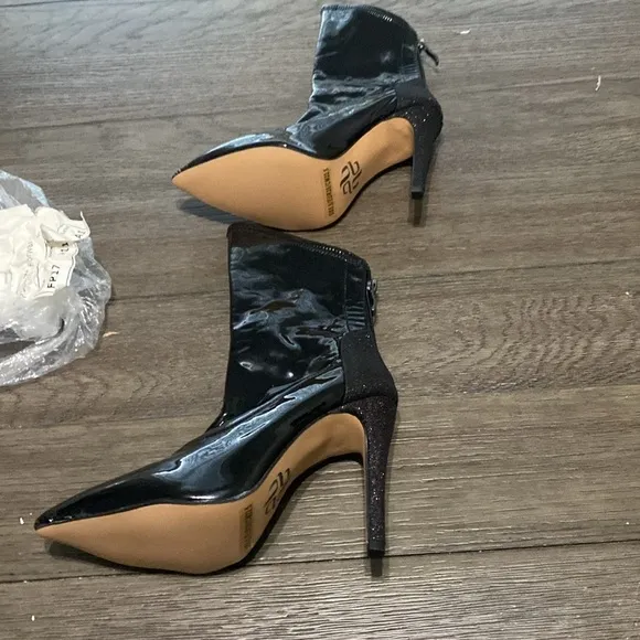NWT BURJU Savage Ankle Closed Pointed Toe Wet Look With Sparkle Heel | 5.5