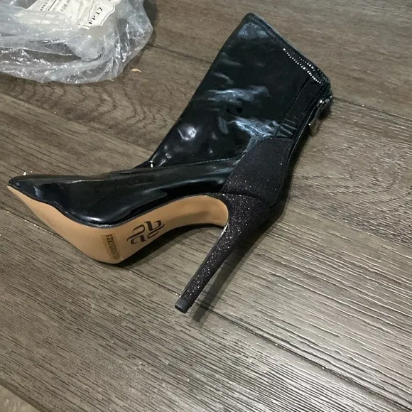 NWT BURJU Savage Ankle Closed Pointed Toe Wet Look With Sparkle Heel | 5.5