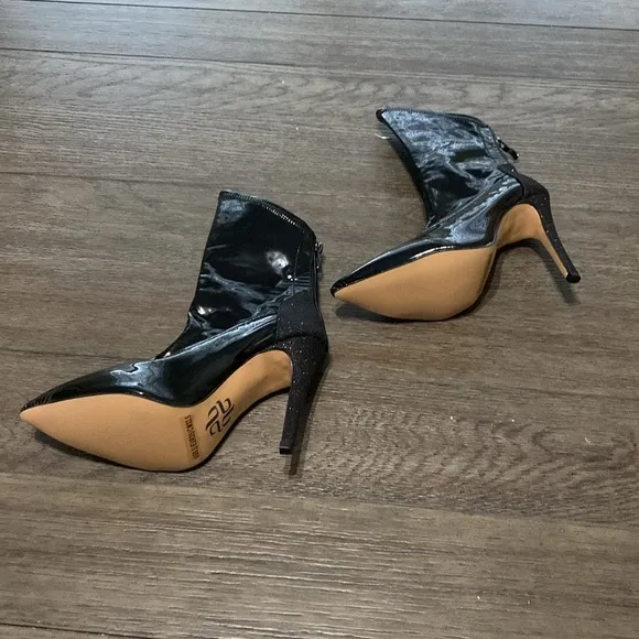 NWT BURJU Savage Ankle Closed Pointed Toe Wet Look With Sparkle Heel | 5.5