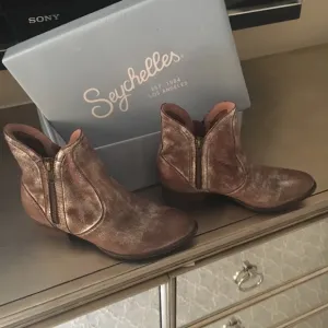 NWT Cool Distressed Metallic Booties by Seychelles