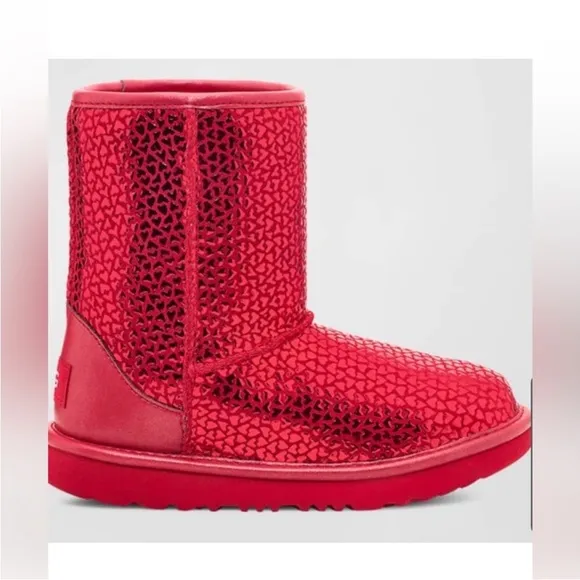 NWT. Kids Girls Ugg Classic Short Il Gel Hearts RED Boots. Size 4