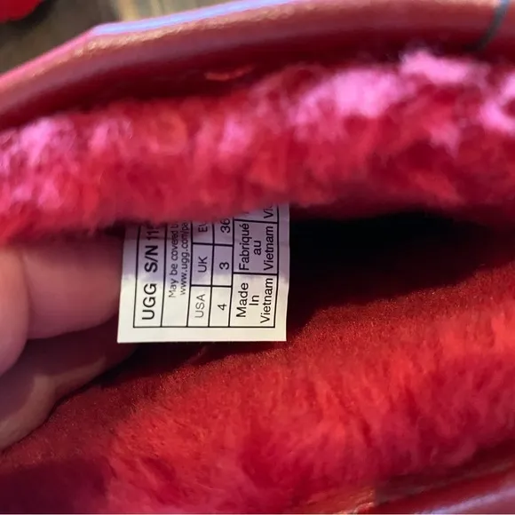 NWT. Kids Girls Ugg Classic Short Il Gel Hearts RED Boots. Size 4