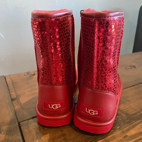 NWT. Kids Girls Ugg Classic Short Il Gel Hearts RED Boots. Size 4