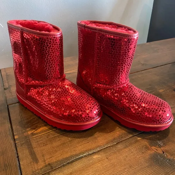 NWT. Kids Girls Ugg Classic Short Il Gel Hearts RED Boots. Size 4