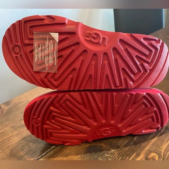 NWT. Kids Girls Ugg Classic Short Il Gel Hearts RED Boots. Size 4