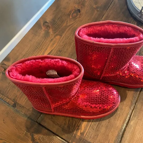 NWT. Kids Girls Ugg Classic Short Il Gel Hearts RED Boots. Size 4