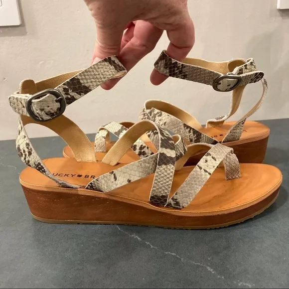 NWT Lucky Brand Huneey sz 8.5 snakeprint leather wedge sandals