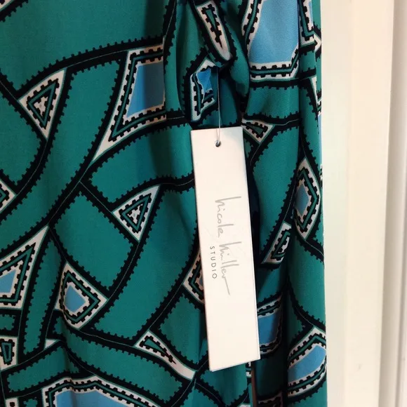 🎁😊NWT Nicole Miller Dress. Size Medium