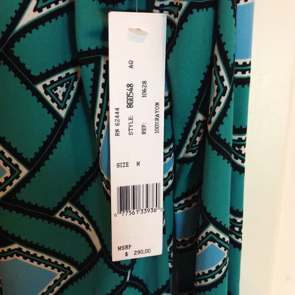 🎁😊NWT Nicole Miller Dress. Size Medium