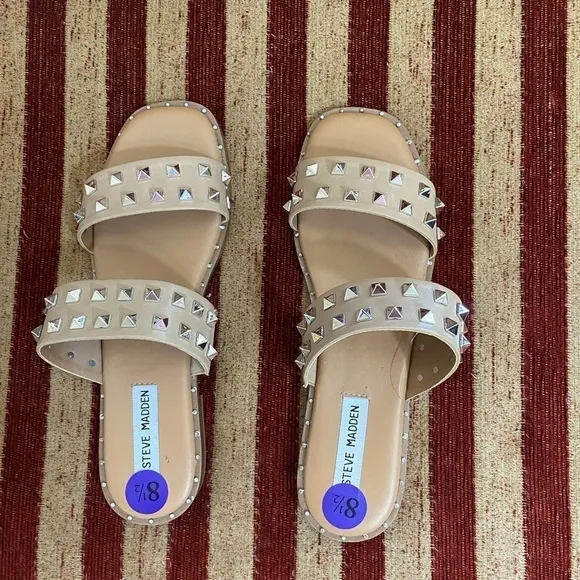 NWT Steve Madden tan sandals with silver stud embellishment. Size 8.5.
