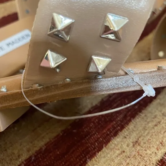 NWT Steve Madden tan sandals with silver stud embellishment. Size 8.5.
