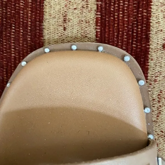 NWT Steve Madden tan sandals with silver stud embellishment. Size 8.5.